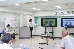 キャンプ砂防の最終日に成果発表をする学生たち=湯沢町神立
