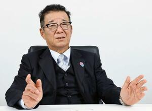 　インタビューに答える日本維新の会元代表の松井一郎氏
