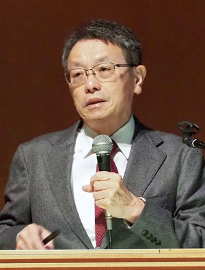 日本地震学会で講演する東京大の平田直名誉教授=10月22日、新潟市中央区