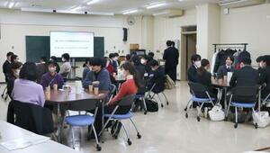 　上越教育大が開催する「新米先生☆放課後サロン」＝２０２５年１１月、新潟県上越市