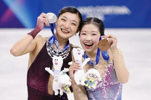 フィギュアスケート女子で銀メダルを獲得した坂本花織(左)と銅メダルの中井亜美=19日、ミラノ(共同)