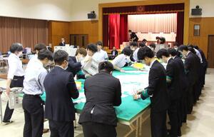 阿賀町議会議員選挙の開票作業=4月20日
