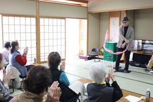 マジックを披露する藤田芳雄さん＝長岡市緑町３の大島コミュニティセンター