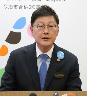 　愛媛県今治市役所で記者団の取材に応じる徳永繁樹市長＝２５日午後