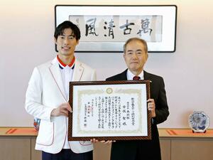 新潟日報スポーツ特別栄誉賞の贈呈式で表彰状を受け取る古俣聖選手(左)=8月29日、新潟市中央区