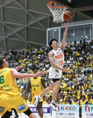香川-新潟 第3クオーター、濱田貴流馬がシュートを決め59-64と食らいつく=あなぶきアリーナ香川