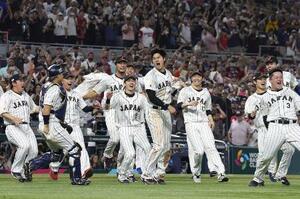 第5回WBCで前回王者の米国を下し、大喜びの大谷翔平(中央)ら日本ナイン。14年ぶり3度目の優勝を果たした=2023年3月、マイアミ(共同)