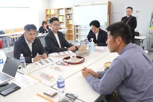 台湾のバイヤーに向けて商品をＰＲした商談会＝２１日、新潟市中央区