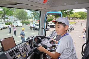 ダンプカーの運転席から死角を確認する小学生=長岡市学校町