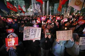 韓国の尹錫悦大統領の退陣などを求める人たち=12月4日午後、ソウル(共同)