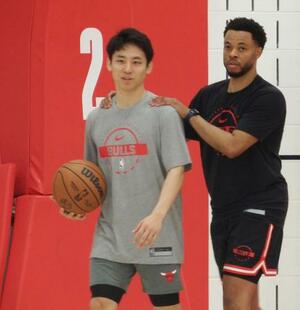 ブルズのキャンプに参加した河村勇輝(左)=シカゴ(共同)