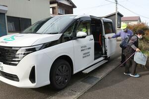 住民組織が運行をしている「はまなすバス」を利用する乗客=上越市柿崎区柿崎