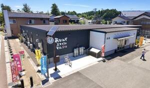 石川県穴水町の仮設商店街「あなみずスマイルマルシェ」=6月30日午後