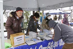弥彦神社の初詣客に拉致問題解決への署名を呼びかける大沢昭一さん（左）と中村クニさん（左から３番目）＝弥彦村