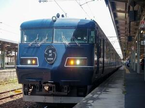 JR西日本の長距離観光列車「ウエストエクスプレス銀河」=山口県岩国市(共同)
