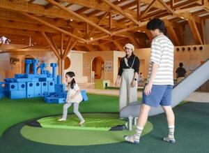 北海道南幌町の屋内遊戯施設で遊ぶ親子=5月