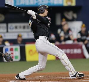 6回ソフトバンク1死一、三塁、代打笹川が右前に同点打を放つ=京セラドーム