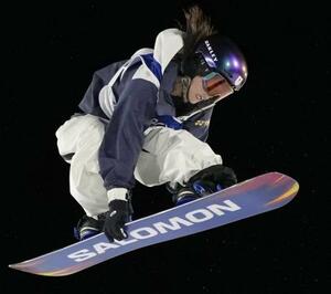 　女子ビッグエア予選　ジャンプする村瀬心椛＝リビーニョ（共同）