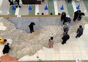 公開された県指定文化財「正保越後国絵図」の原寸大レプリカ=新発田市住吉町5