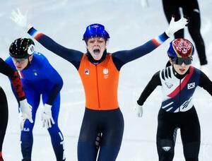 女子1000メートルで金メダルを獲得し、喜ぶクサンドラ・フェルゼブール。2冠となった=ミラノ(共同)