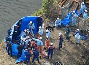 2日、作業員4人がマンホールの中に転落した現場で救助活動に当たる消防隊員ら=埼玉県行田市(共同通信社ヘリから)