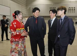 「二十歳のつどい」実行委員の(左から)畑野美紀さん、石﨑愛斗さん、山田達月さん、中原勇人さん。能登半島地震からの復興を願う声が聞かれた=12日、新潟市中央区