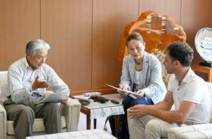 栃木県の福田富一知事(左)に協力を求める、ティフェヌ・ベロンさんの兄ダミアンさん(右)=25日午前、栃木県庁