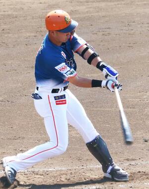 2回に先制点につながる二塁打を放つなど3安打の中山翔太=カーミニークフィールド