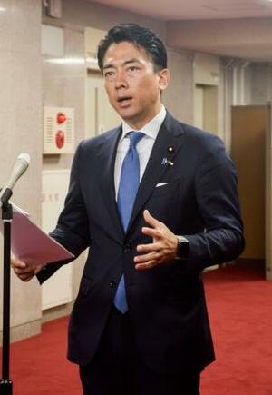 記者団の取材に応じる小泉農相=20日午前、農水省