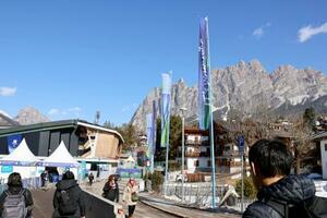 　ミラノ・コルティナ五輪・パラリンピックの会場（左）＝３月、イタリア北部コルティナダンペッツォ（共同）