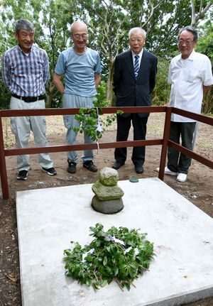 町内会が整備した人魚塚の石碑=上越市大潟区雁子浜