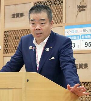 記者会見で北陸新幹線大阪延伸について述べる滋賀県の三日月大造知事=25日午後、滋賀県庁