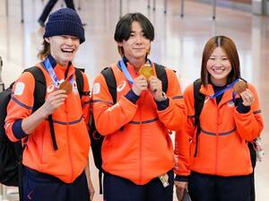 羽田空港に帰国しメダルを披露するスノーボード・ハーフパイプの(左から)山田琉聖、戸塚優斗、小野光希=17日