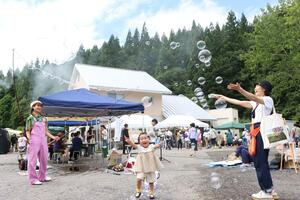 家族連れや若者でにぎわったオオナガタニ2・0フェス=胎内市大長谷