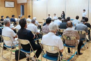 中学校再編に関して、あり方検討委が提言した内容の説明会。住民が活発に意見を寄せた地域もあった=十日町市下条4の下条小