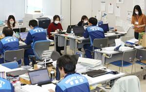 他部署からの応援も含めた女性職員が詰める新潟市の災害対策本部=7日、新潟市役所
