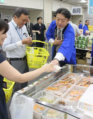 新潟県産品の社員向け販売会で売り子を務めた東京電力の小早川智明社長=6月13日、東電本社