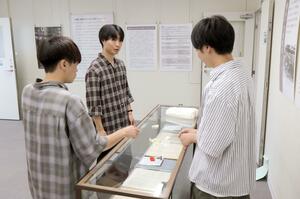 戦後80年を考える展示を準備する新潟大の大学院生ら=7月31日、新潟市中央区