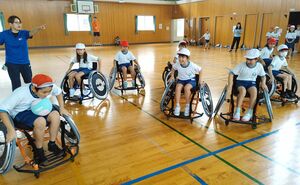 車いすバスケットボールを体験する子どもたち=新発田市中田町3