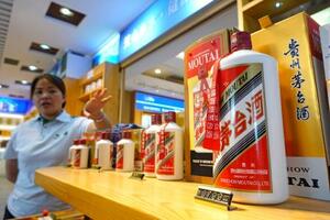 北京市内の店舗に並ぶ高級白酒「茅台酒」=18日(共同)