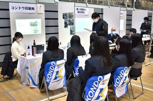 高校生が多くの企業の取り組みや魅力を知ったフェス=アオーレ長岡