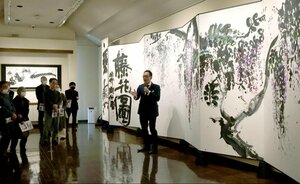 書展の開場式に合わせて行われた小黒哲也さんによる作品解説＝弥彦村弥彦