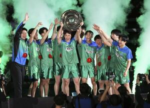 表彰式で優勝を喜ぶ東京の選手たち=代々木第二体育館