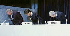 記者会見で頭を下げるフジテレビの社長辞任を発表した港浩一氏(中央)ら。右は会長辞任の嘉納修治氏=1月27日午後、東京・台場のフジテレビ