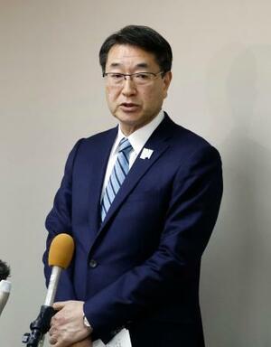 　記者団の取材に応じる中原八一新潟市長＝２４日午後、新潟市