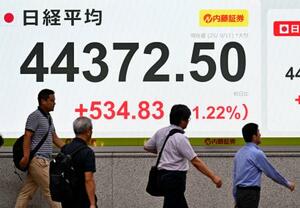 日経平均株価の終値を示すボード。2日連続で最高値を更新し、初めて4万4000円を超えた=11日午後、東京都中央区