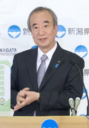 定例記者会見で質問に答える花角英世知事＝２２日、県庁