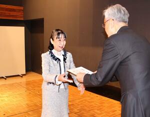 活動を始める民生委員協力員への登録状の交付式=アオーレ長岡