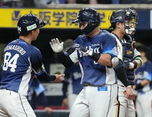 4回、3ランを放ち迎えられる西武・渡部。捕手若月=京セラドーム