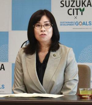 定例記者会見で、生活保護申請者への対応を謝罪した三重県鈴鹿市の末松則子市長=17日午前、鈴鹿市役所